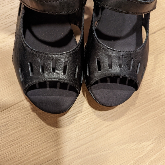 Comfortable Black Leather Heeled Sandals - Picture 6 of 12